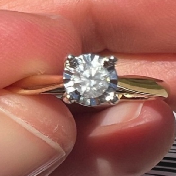 10K yellow gold 1/4 Carat T.W. Round Diamond 10 kt Solitaire Ring size 7 - Picture 1 of 14